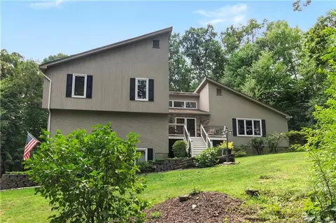 212 Stonegate Dr, Southbury, CT 06488