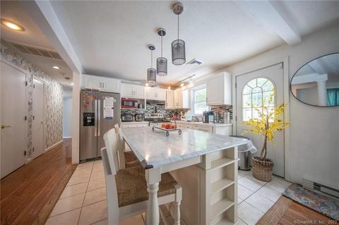 22 Devonshire Dr, Waterford, CT 06385