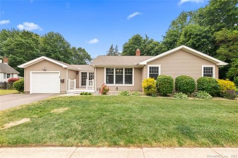 55 Grove St, Clinton, CT 06413