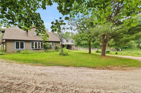 16 Meadow Ln, Lakeville, CT 06039