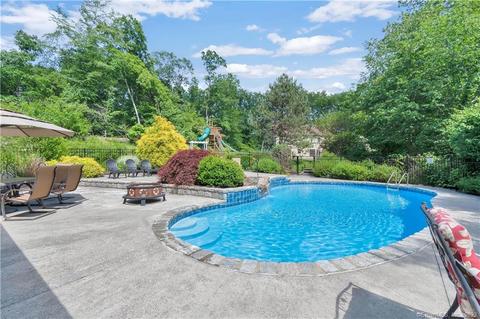 5 Lake Rd, Newtown, CT 06470