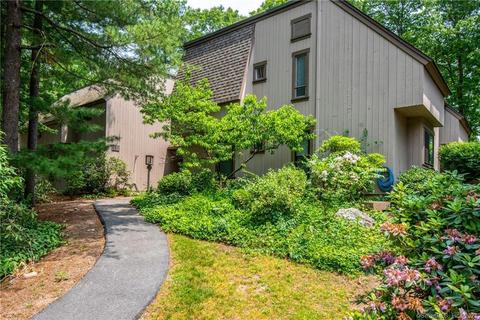 26 Great Meadow Ln #26, Avon, CT 06001