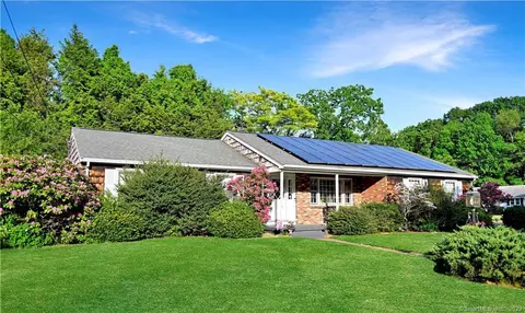 7 Kennedy Rd, Manchester, CT 06042