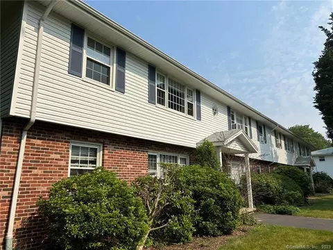 25 College St #2, Clinton, CT 06413