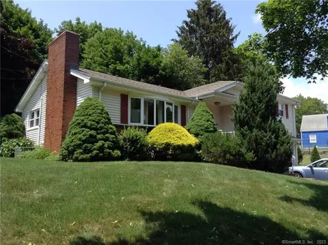 130 Pembroke Rd, Hamden, CT 06514