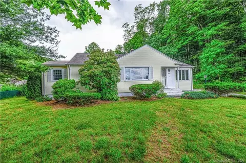 390 Clintonville Rd, North Haven, CT 06473
