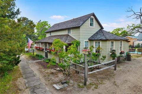 39 Central Ave, Clinton, CT 06413