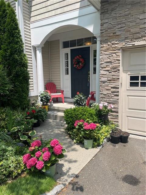 16 Crestview Ln #16, Danbury, CT 06810