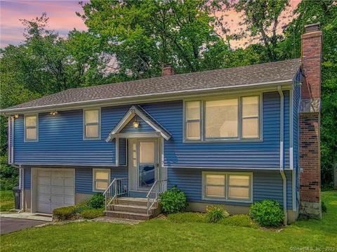 7 Dell Dr, Montville, CT 06382