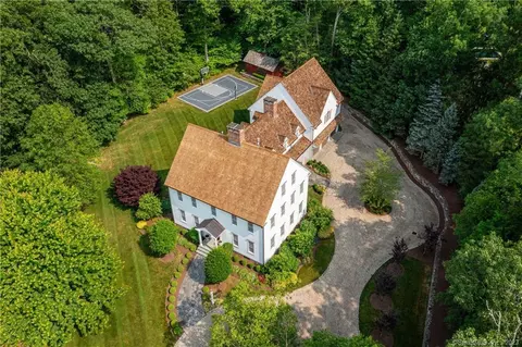 35 Oak Ridge Dr, Newtown, CT 06470