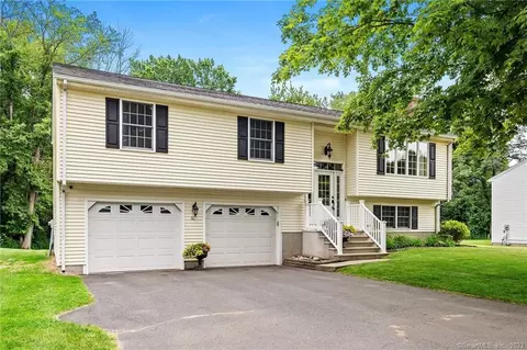 16 Pearl Street Ext, Enfield, CT 06082