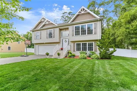 106 Harvest Ln, Milford, CT 06461