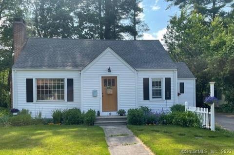 19 Farnham Rd, West Hartford, CT 06119