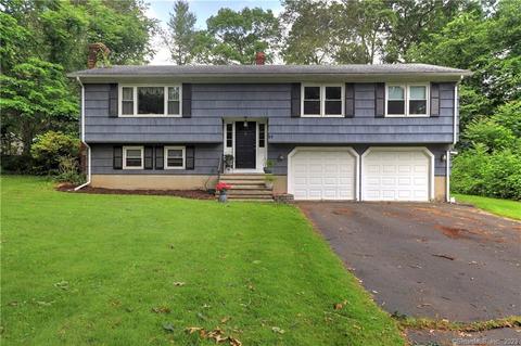 17 Yankee Hollow Rd, Milford, CT 06461