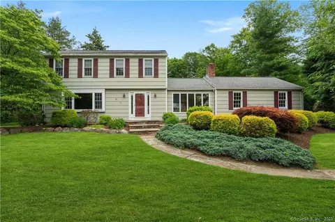 34 Squire Ln, Hamden, CT 06518