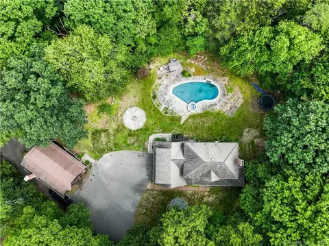 39 Pinewood Trl, Deep River, CT 06417