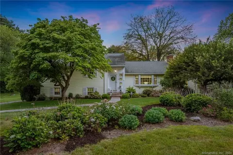 5 Sunset Ln, Bloomfield, CT 06002