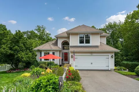 7 Ashman Ct, Branford, CT 06405
