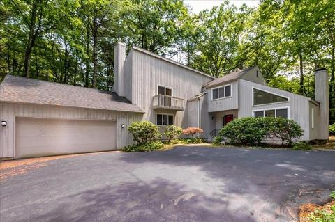 2 Tanglewood Trl, Simsbury, CT 06092