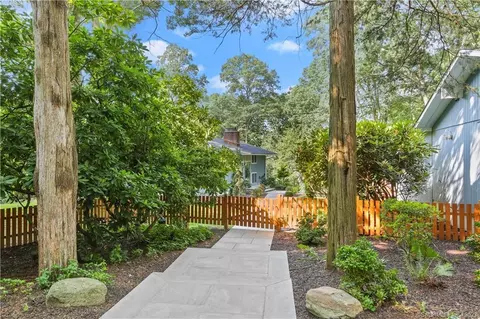 24 10 O Clock Ln, Weston, CT 06883