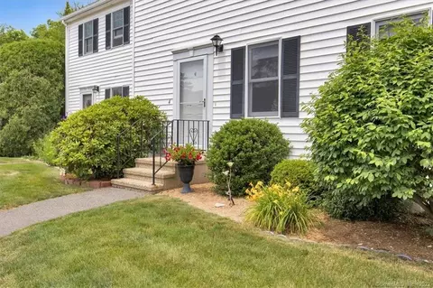4 Southgate Dr #4, Glastonbury, CT 06073