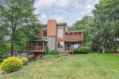 5 Carlyle Dr, Danbury, CT 06811