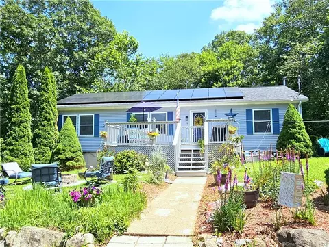 18 Blaine Ave, Clinton, CT 06413