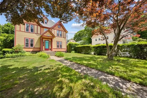 105 Vauxhall St, New London, CT 06320