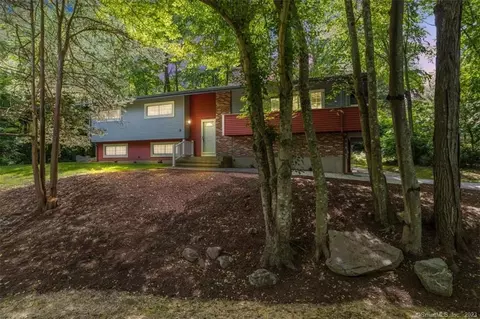 11 Meadow Dr, Ledyard, CT 06335