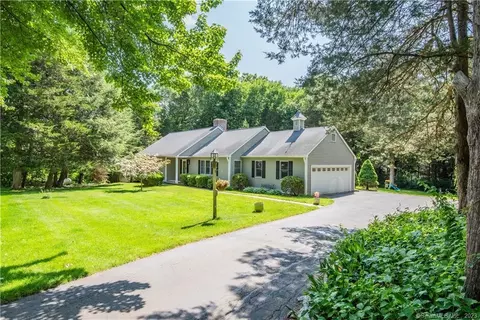 8 Mackay Farm Rd, Woodbury, CT 06798