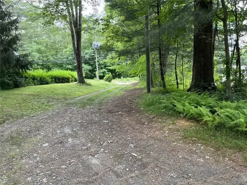379 Putnam Rd, Pomfret, CT 06259