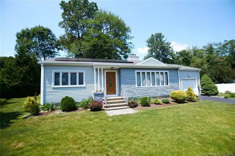 77 Ochsner Pl, Trumbull, CT 06611
