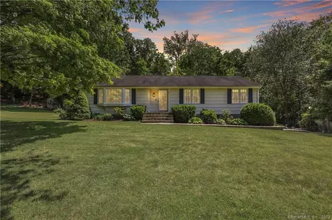 846 Donna Dr, Orange, CT 06477