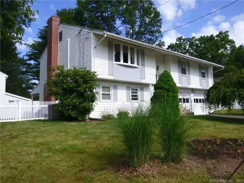 45 Fox Meadow Ln, West Hartford, CT 06107
