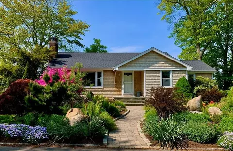 33 Fenway Rd, Branford, CT 06405