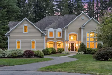 6 Henley Cmns, Farmington, CT 06032