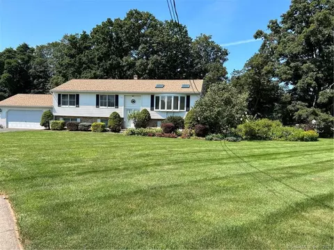 77 Hansen Farm Rd, North Haven, CT 06473