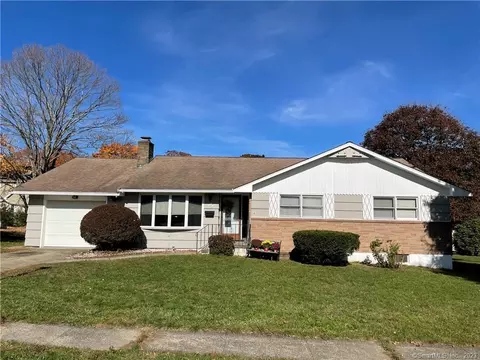 41 Bridgeview Pl, Stratford, CT 06614