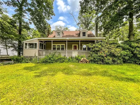 133 Deepwood Dr, Lebanon, CT 06249