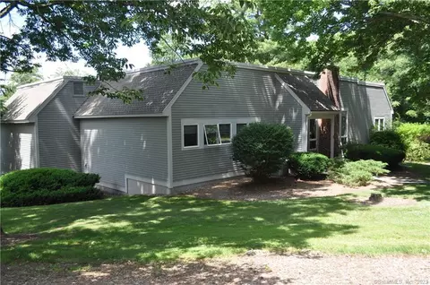 2 Mulberry Ln #2, Avon, CT 06001