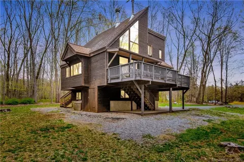 1 Joan Dr # a, Newtown, CT 06470