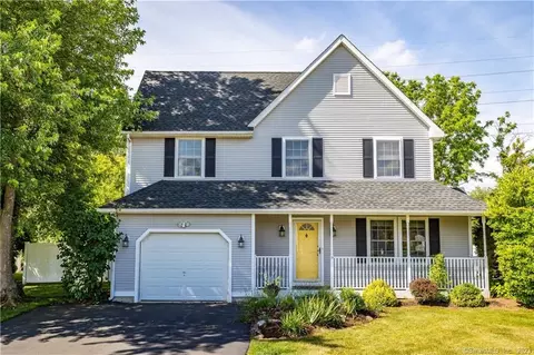 15 Pogmore Dr, Wallingford, CT 06492