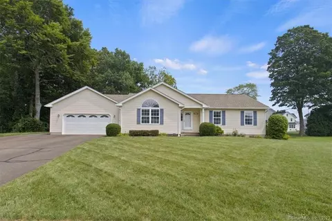 4 Brookview Cir, Windsor Locks, CT 06096