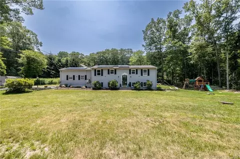 13 Black Oak Dr, East Lyme, CT 06333