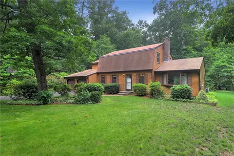 21 Rivergate Dr, Cromwell, CT 06416