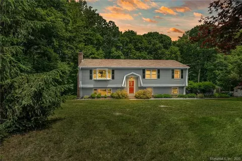 15 Laura Ln, Oxford, CT 06478