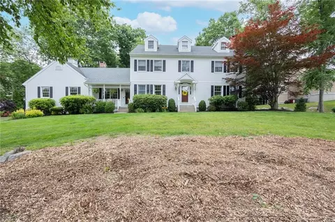 9 Michael Ln, Naugatuck, CT 06770