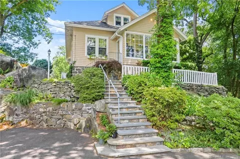 6 Oakledge Cir, Norwalk, CT 06854