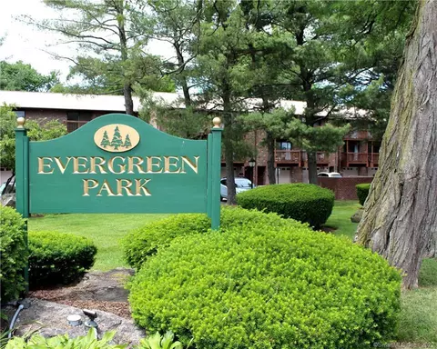 312 Knapps Hwy #312, Fairfield, CT 06825