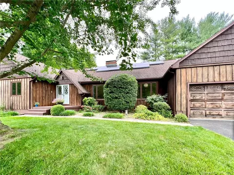 211 Putting Green Rd, Trumbull, CT 06611
